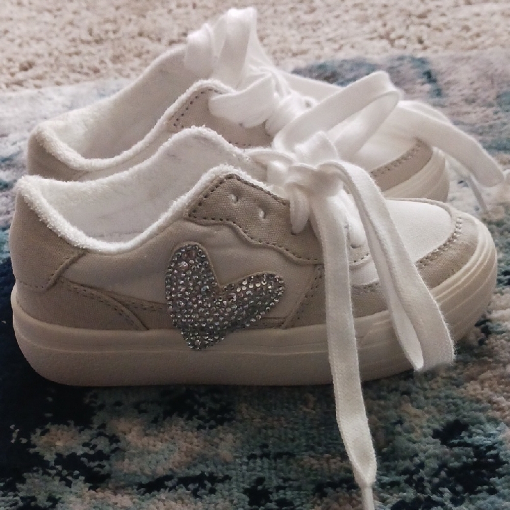 gb GIRLS White Heart Sneakers Toddler
